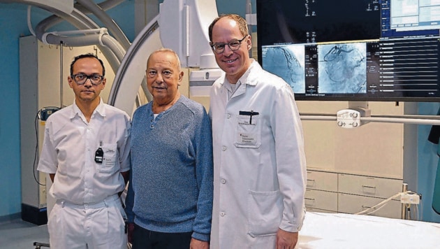 Oberarzt Karim Saleh, Patient Hans Waschelewski aus Linz, Primar Clemens Steinwender (v.l.) (Bild: K.U.K.)