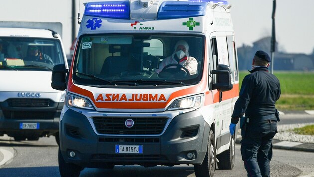 Ein Rettungswagen in Castiglione d‘Adda südöstlich von Mailand (Bild: AFP)