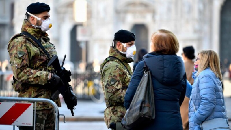 Soldaten patrouillieren in Mailand. (Bild: AP)