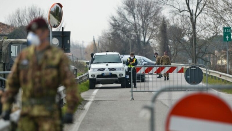 Eine von Soldaten abgeriegelte Straße in Norditalien (Bild: APA/AFP/MARCO SABADIN)