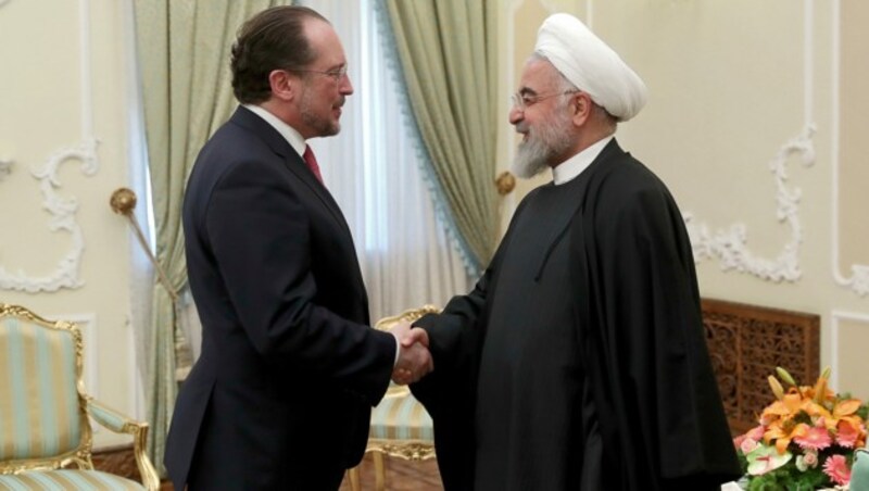 Österreichs Außenminister Alexander Schallenberg traf während seines Besuchs im Iran neben seinem iranischen Amtskollegen auch Präsident Hassan Rouhani. (Bild: APA/AFP/Iranian Presidency)