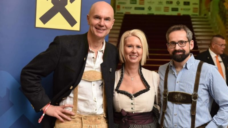 Wolfgang Aschenwald (RLB OÖ) mit Petra und Peter Reitmayr (CFO-Hauser, rechts) am Gschnas (Bild: Markus Wenzel)