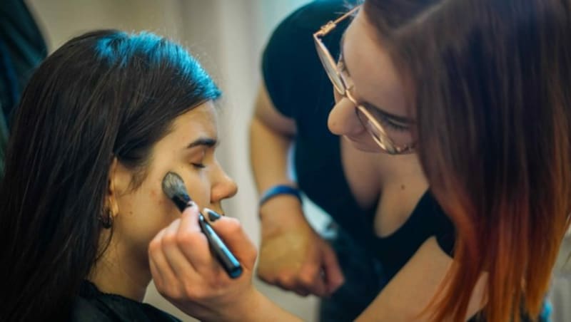 Wunderschönes Make-up zauberte Jessica Fleischhans (Schnittzone) ins Gesicht von „Krone“-Girl Eliana (Bild: Markus Wenzel)