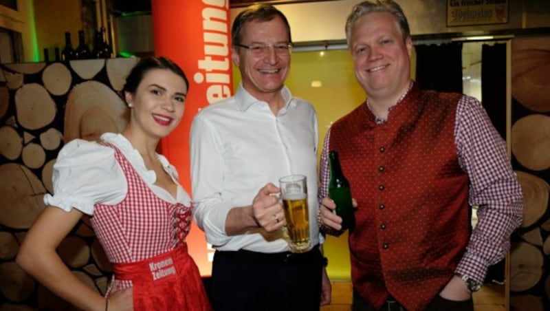 Krone“-Girl Daniela mit LH Thomas Stelzer und „OÖ-Krone“-Redaktionsleiter Christian Kitzmüller (Bild: Horst Einöder/Flashpictures)