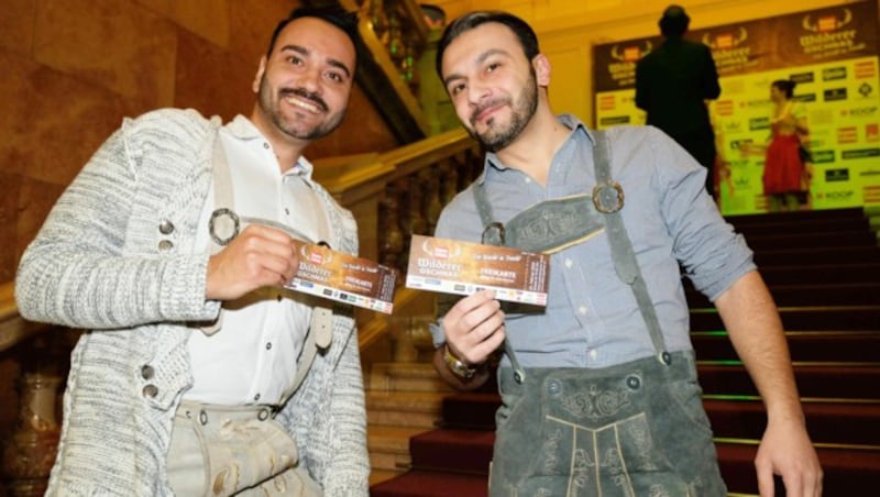 Sanjay Patel und Gökhan Ayan aus Linz starteten voll motiviert in die Nacht in Tracht im Palais (Bild: Horst Einöder/Flashpictures)