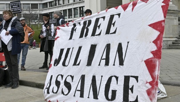 Mahnwache für Julian Assange in Wien (Bild: APA/HANS PUNZ)