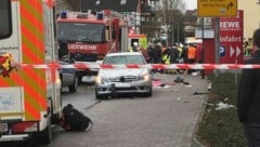 Die Unfallstelle in Volksmarsen mit dem Auto, das in einen Karnevalsumzug gerast sein soll. (Bild: APA/AFP/Hessischer Rundfunk/Matthias HEINE)