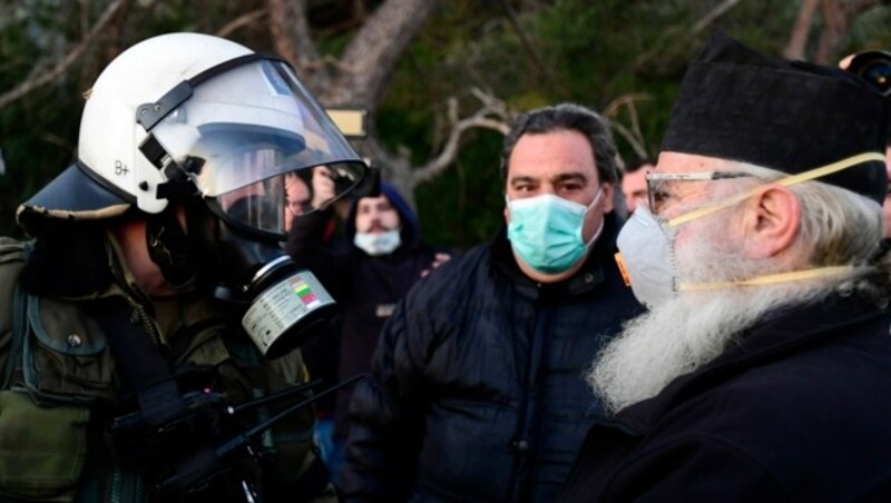 Proteste gegen neue Flüchtlingslager: Die Polizei setzte auf den griechischen Inseln Lesbos und Chios Tränengas gegen Demonstranten ein. (Bild: AP)