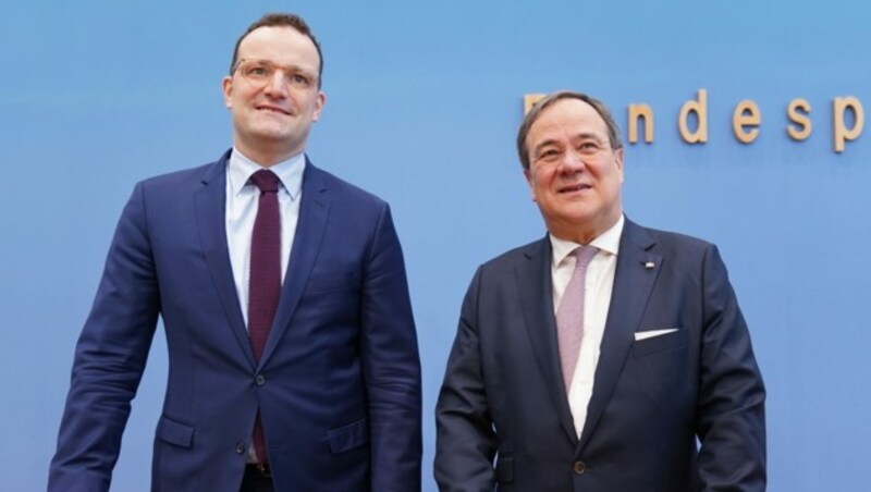 Der nordrhein-westfälische Ministerpräsident Armin Laschet (r.) hat offiziell seine Kandidatur für den CDU-Vorsitz erklärt. Gesundheitsminister Jens Spahn (r.) unterstützt ihn dabei. (Bild: APA/dpa/Kay Nietfeld)