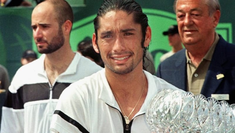 1998: Marcelo Rios gewinnt im Finale von Key Biscayne gegen Andre Agassi. (Bild: APA/AFP/Roberto SCHMIDT)