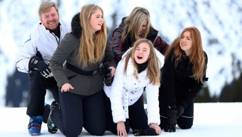 Beim Fotoshooting plumpsen die niederländischen Royals beinahe in den Schnee. (Bild: APA/AP Photo/Matthias Schrader)