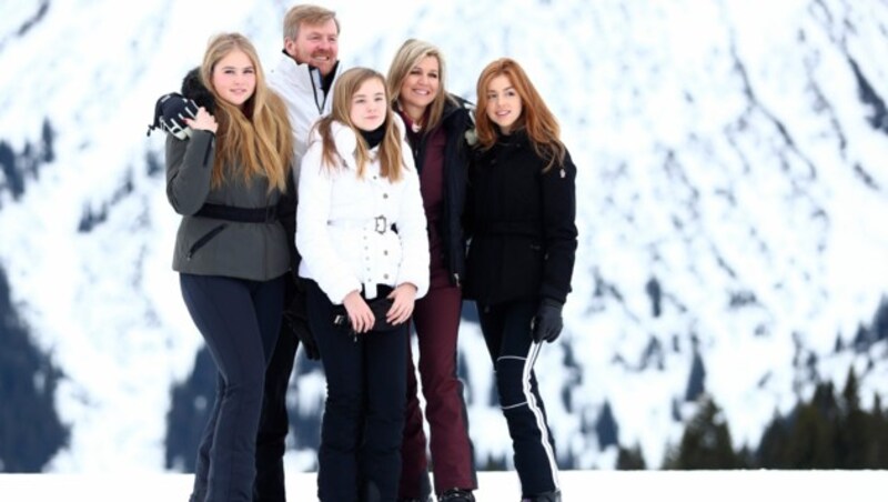 König Willem-Alexander, seine Frau Königin Maxima und deren Töchter Prinzessin Catharina-Amalia, Prinzessin Alexia und Nesthäkchen Prinzessin Ariane (Bild: APA/AP Photo/Matthias Schrader)