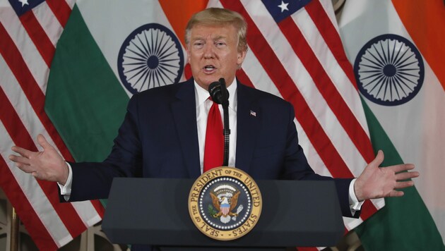 Donald Trump bei seinem Besuch in Indien (Bild: AP)