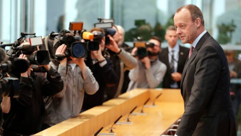 Friedrich Merz trat am Dienstag nur kurze Zeit nach Armin Laschet und Jens Spahn vor die Presse, um seine Kandidatur als CDU-Vorsitzender bekannt zu geben. (Bild: AFP)