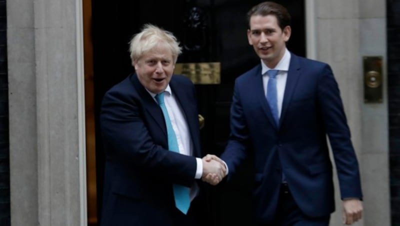 Boris Johnson und Sebastian Kurz vor dem Haus 10 Downing Street (Bild: The Associated Press)