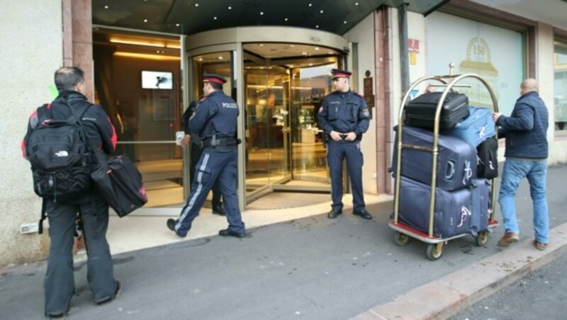 Polizeiposten im Eingangsbereich des Innsbrucker Hotels (Bild: APA/EXPA/JOHANN GRODER)