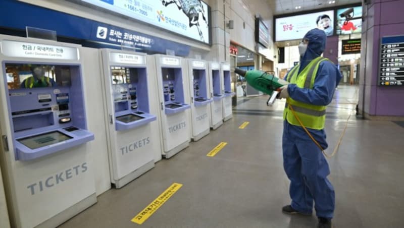 Desinfektionsmaßnahmen auf einem Bahnhof in Südkorea (Bild: AFP)