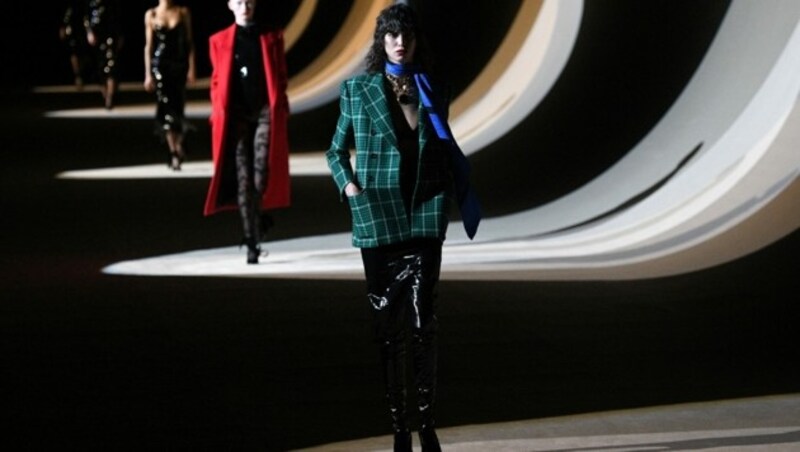 Saint Laurent Fall/Winter 2020/21 (Bild: APA/ Photo by Anne-Christine POUJOULAT / AFP)