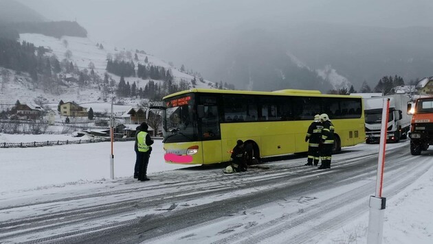 Der Bus wurde wieder flottgemacht. (Bild: Feuerwehr Mallnitz)