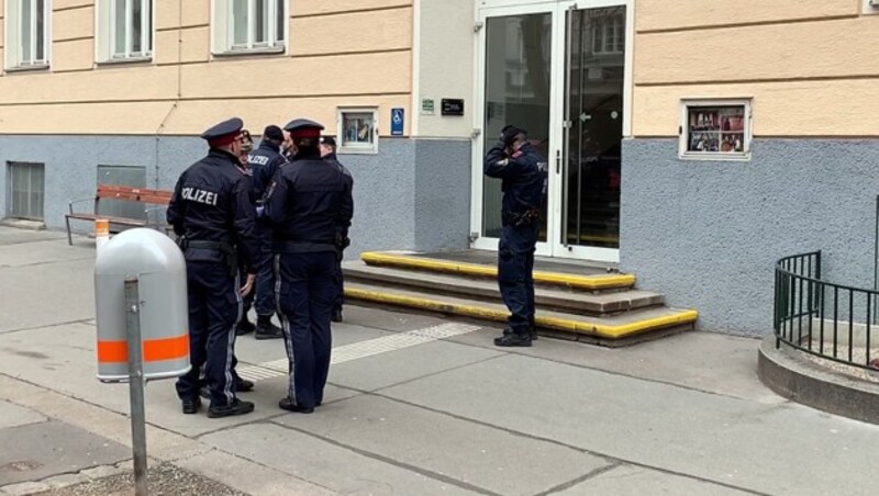 Polizeieinsatz vor einem Wiener Gymnasium wegen eines Corona-Verdachtsfalls (Bild: Andi Schiel)