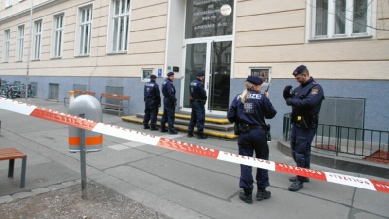 Polizeieinsatz vor dem Wiener Gymnasium wegen eines Corona-Verdachtsfalls (Bild: Andi Schiel)