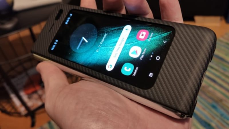 Ist das Galaxy Fold zugeklappt, kann man über das 4,6-Zoll-Display an der Front immer noch auf viele Funktionen zugreifen und schont Akku und Falt-Display. (Bild: Dominik Erlinger)