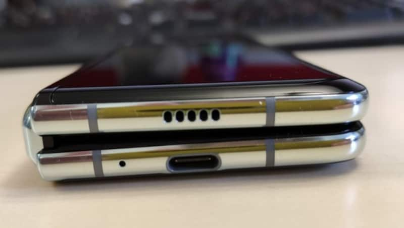 Das Galaxy Fold hat nur einen Anschluss: USB-C. Für Kopfhörer mit Kabel braucht es also einen Adapter. (Bild: Dominik Erlinger)