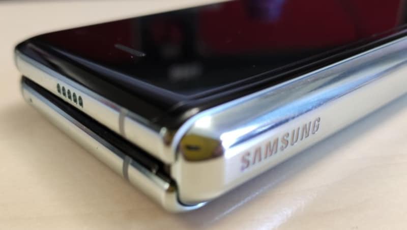 Das Scharnier des Galaxy Fold ist eine komplexe Sache und neben dem Display ein Knackpunkt bei der Haltbarkeit. (Bild: Dominik Erlinger)