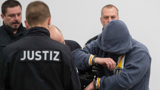 Symbolbild: Die mutmaßlichen Rechtsterroristen der „Gruppe S.“ planten wohl Anschläge auf deutsche Politiker. Die Beschuldigten diskutierten wohl über „weiche“ und „harte Ziele“. (Bild: APA/Sebastian Kahnert)