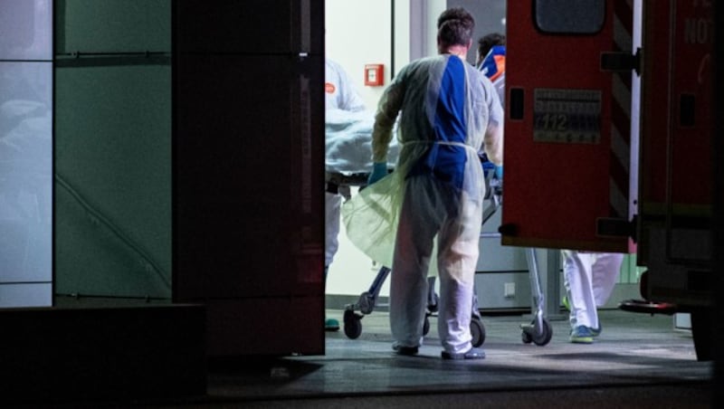 Ein 47-jähriger Mann wird in Nordrhein-Westfalen mit Coronavirus-Infektion ins Spital eingeliefert. (Bild: AP)