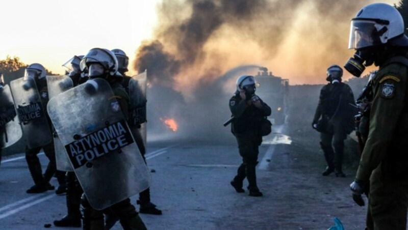 Die griechische Polizei setzte zuletzt auch immer wieder Tränengas gegen die Demonstranten auf den Ägäisinseln ein. (Bild: AFP)