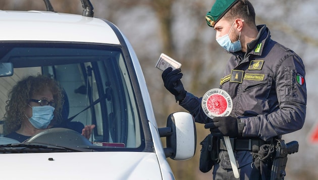 Nicht jeder darf rein und raus: Italienische Beamte kontrollieren Fahrer in der roten Coronavirus-Zone nahe Mailand. (Bild: MIGUEL MEDINA)