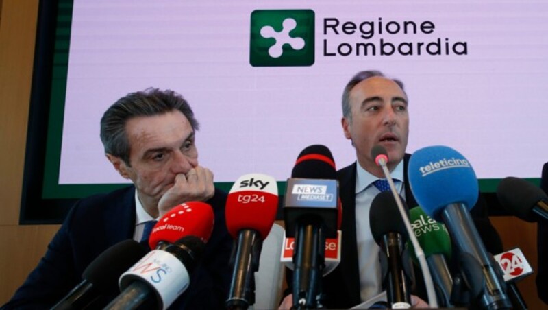 Regionalpräsident Attilio Fontana (links) während einer Pressekonferenz mit seinem Gesundheitslandesrat Giulio Gallera (Bild: AP)