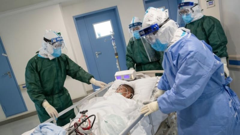 Ein Coronavirus-Patient in einem Spital in Wuhan (Bild: APA/AFP/STR)