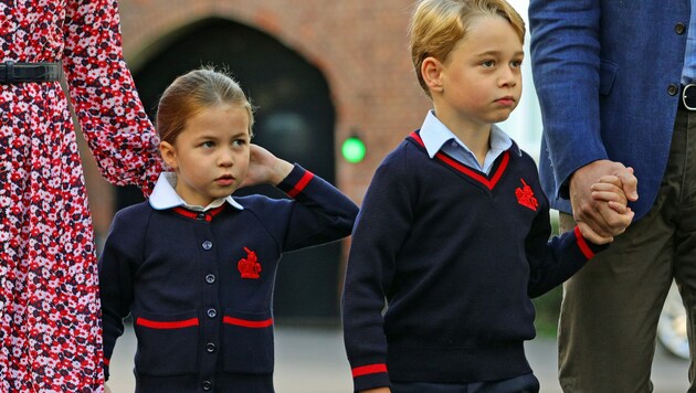 Prinzessin Charlotte mit Prinz George bei ihrer Einschulung im September 2019 (Bild: AFP)