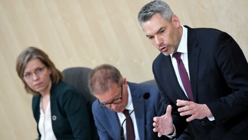 Innenminister Karl Nehammer, Infrastrukturministerin Leonore Gewessler und Gesundheitsminister Rudolf Anschober (Bild: APA/ROLAND SCHLAGER)