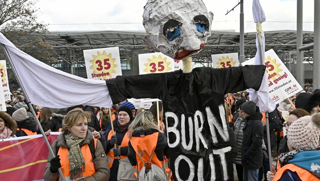 Am Protestmarsch der Sozialwirtschaft Österreich (SWÖ) sind 1500 Streikende auf die Straße in Wien gegangen, um gemeinsam für eine Arbeitszeitverkürzung auf 35 Stunden zu demonstrieren. (Bild: APA/HANS PUNZ)