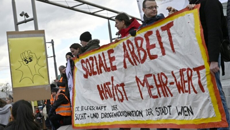 „Soziale Arbeit hat/ist Mehr-Wert“: Eine Arbeitszeitverkürzung auf 35 Wochenstunden in der Pflege ist die zentrale Forderung der Streikenden.: (Bild: APA/HANS PUNZ)