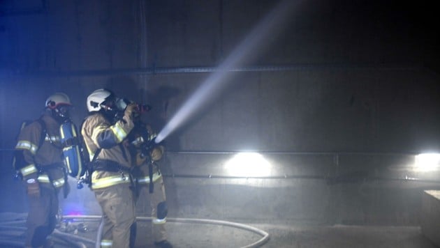 Der erste Schritt bei einem Tunnelbrand ist die so genannte Strukturkühlung. (Bild: Andreas Fischer)