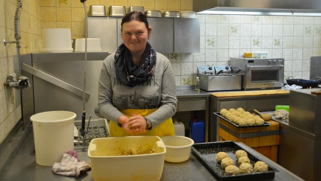 Natalie (29) bereitet die Arbeit im Gasthof Schachner in Perg große Freude (Bild: Lebenshilfe OÖ)