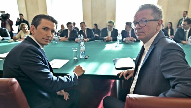 Bundeskanzler Sebastian Kurz und Gesundheitsminister Rudolf Anschober führten am Donnerstag im Bundeskanzleramt ein Arbeitsgespräch zu Covid-19 mit den Landeshauptleuten. (Bild: APA/HERBERT NEUBAUER)