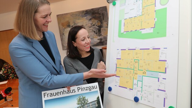 Andrea Klambauer (li.) will eine neue Leitung für die Frauenhäuser (Bild: Franz Neumayr)