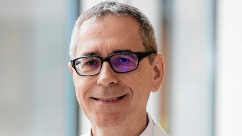 Tropenmediziner Univ.-Prof. Dr. Heinz Burgmann, AKH Wien, beruhigt: „Bei 80% aller Patienten zeigt sich ein milder Verlauf, ähnlich wie bei einem grippalen Infekt.“ (Bild: MedUni Wien)