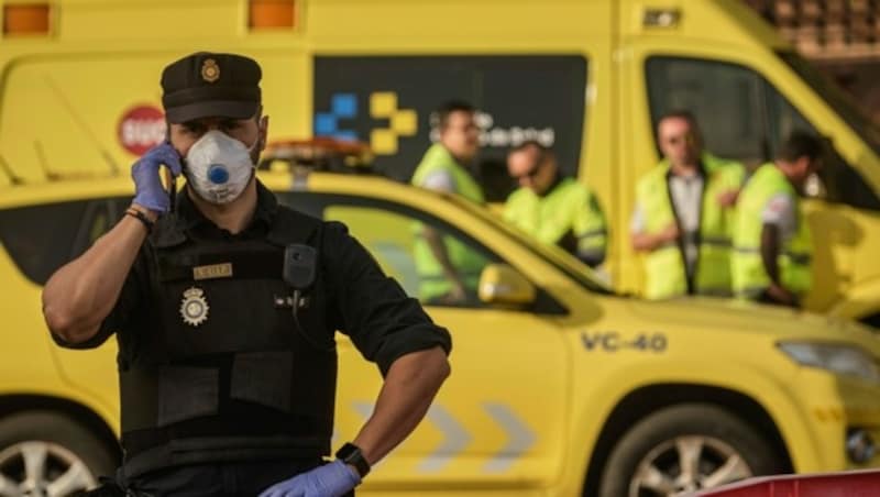 Als erste Region des Landes hatte Katalonien am Donnerstag vier Ortschaften zur Sperrzone erklärt sowie die Schließung aller Skistationen, Gewerbegebiete und Sporthallen beschlossen. (Bild: AP)