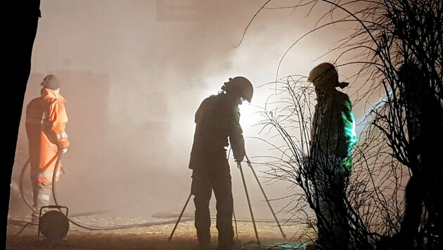 Feuerwehrmänner beim Einsatz in Elixhausen (Bild: Markus Tschepp)
