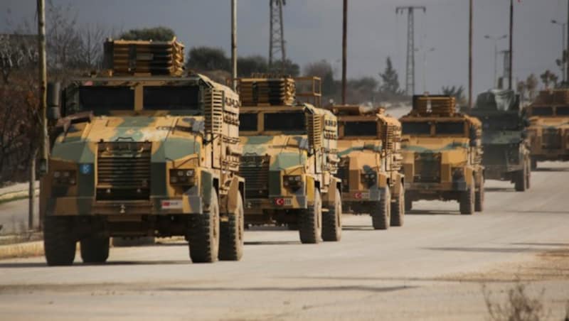 Ein Konvoi türkischer Militärfahrzeuge in der syrischen Provinz Idlib (Bild: AP)