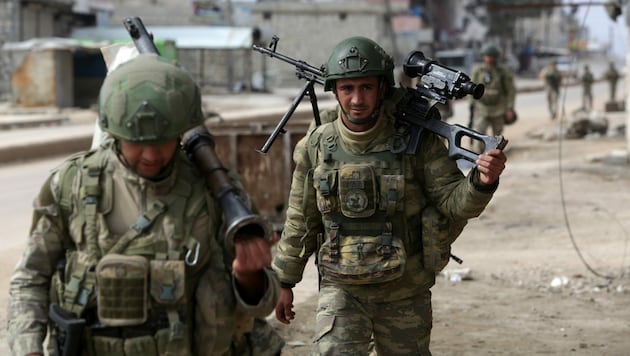 Die türkische Armee unterstützt zum Teil islamistische Rebellen im Kampf gegen Machthaber Bashar al-Assad. (Bild: APA/AFP/Aref TAMMAWI)