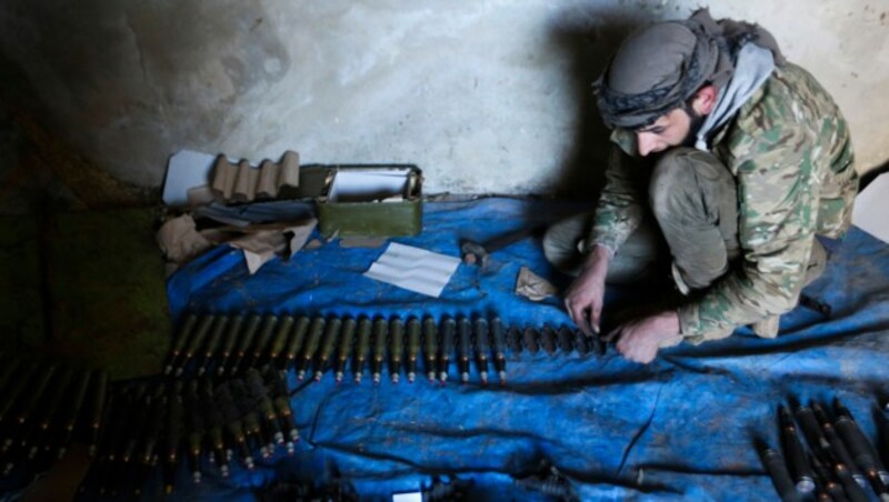 Ein mit der Türkei verbündeter Rebell in Idlib (Bild: AP)