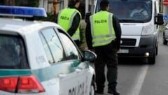 Die slowakische Polizei wird ab Freitag drei Tage lang an der Grenze zu Österreich von dort kommende Fahrzeuge stoppen. (Bild: AFP)