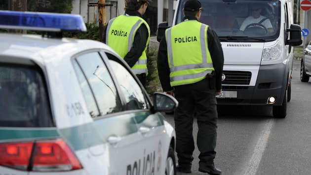 Die slowakische Polizei wird ab Freitag drei Tage lang an der Grenze zu Österreich von dort kommende Fahrzeuge stoppen. (Bild: AFP)